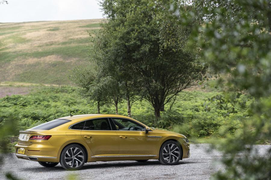  Volkswagen Arteon 4Motion R-Line 2017 года  (UK) (фото 29 из 41)